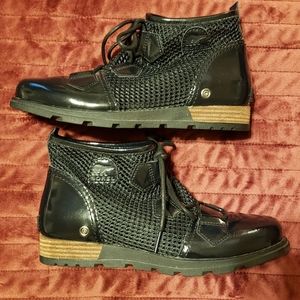 Sorel Major Black Patent Leather & Mesh pull-on boots. Size 8 EUC